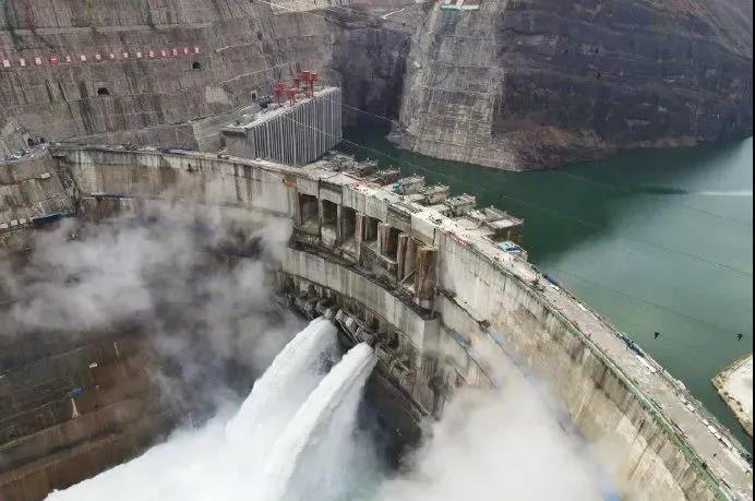 世界在建最大水电站大坝全线浇筑到顶，首批机组7月前投产发电